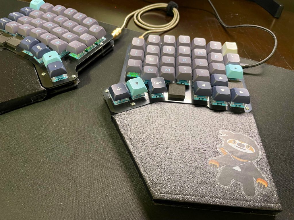 Featured image of post 肩こりがひどいという言い訳で分割キーボードを作る(4) アームレストでうちやすさが格段に