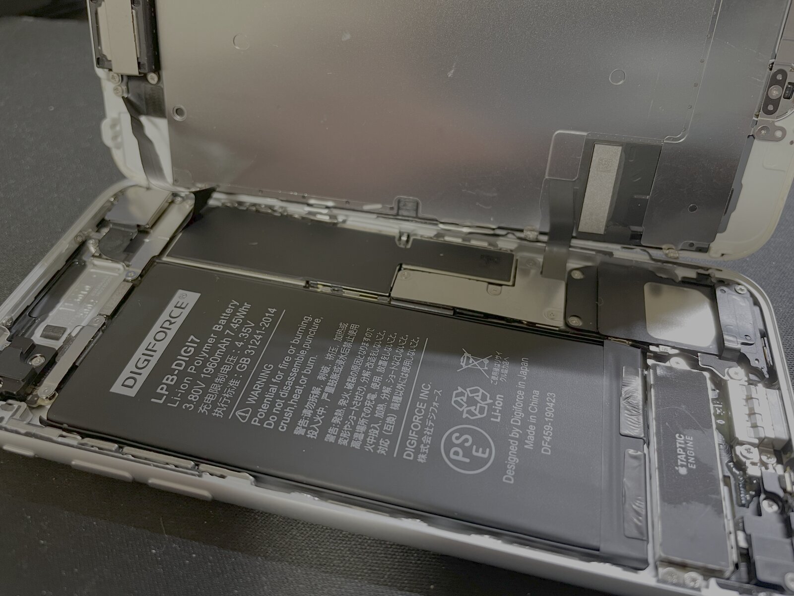 iphone7を解体しているところ